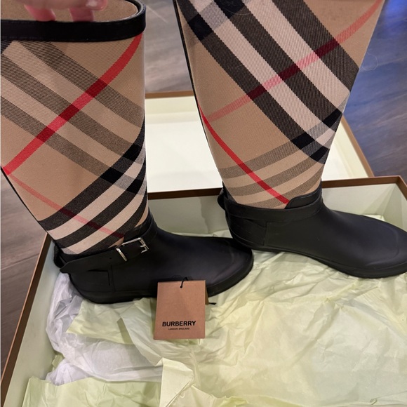 Genuine Burberry plaid rain boots. Worn once. Great condition with box. - Picture 4 of 7